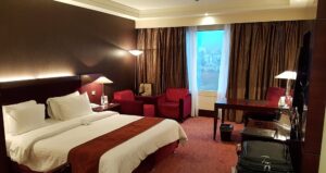 grosszugiges-zimmer-im